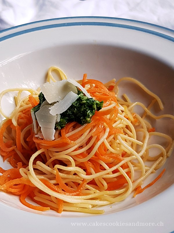 Rüebli-Spaghetti mit Nüsslisalat-Pesto