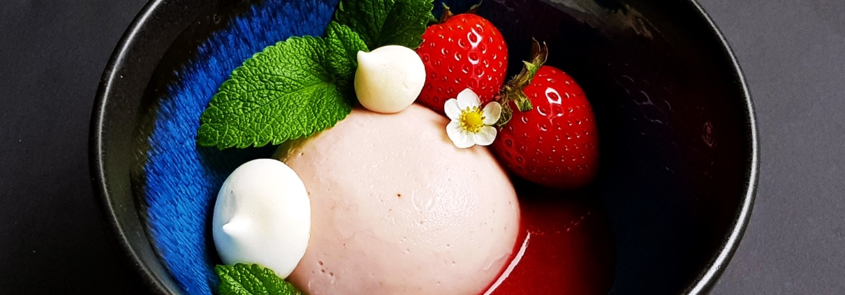 Erdbeerpudding mit Erdbeeren und Zitronenmelissen Meringues auf einem Erdbeerspiegel