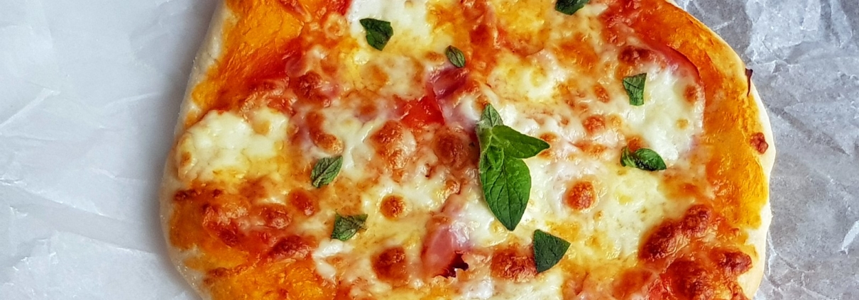 Selbstgemachte Pizza mit Tomatensauce
