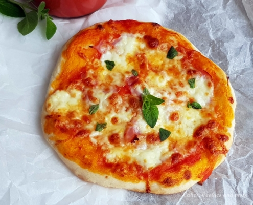 Selbstgemachte Pizza mit Tomatensauce