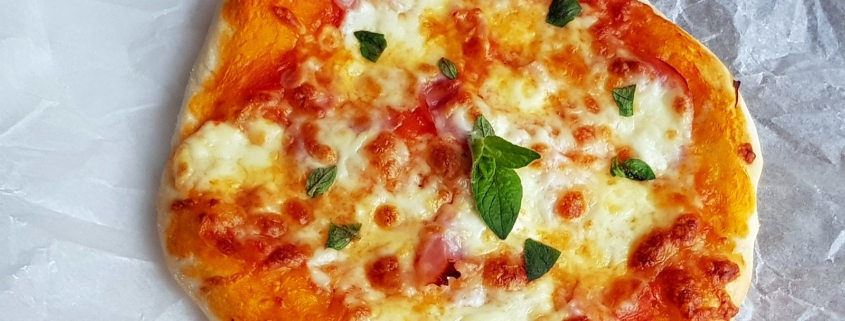 Selbstgemachte Pizza mit Tomatensauce
