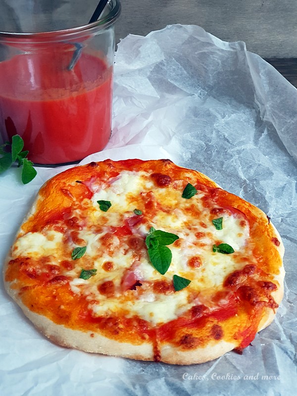 Selbst gemachte Pizza mit Hefeteig und Tomatensauce