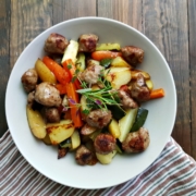 Blechgericht mit Gemüse, Kartoffeln und Wurst