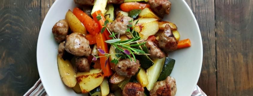 Blechgericht mit Gemüse, Kartoffeln und Wurst