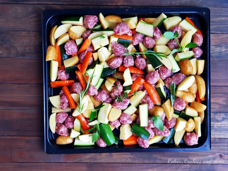 Blechgericht mit Zucchini, Kartoffeln, Karotten und Wurst