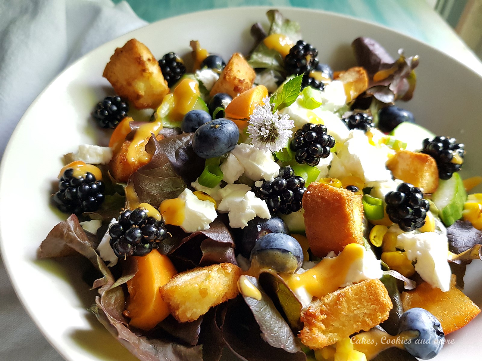 Sommerlicher Salat mit Brombeeren, Aprikosen und Croûtons - Cakes ...