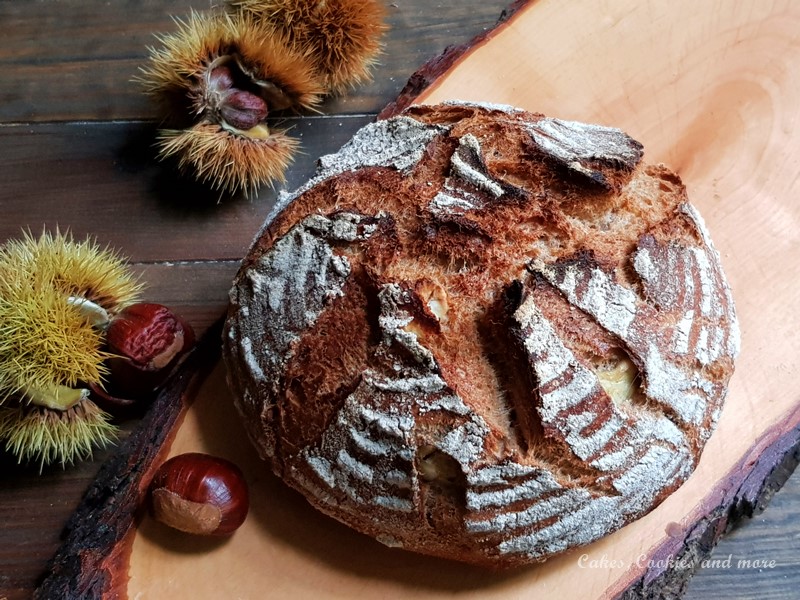 Selbstgemachtes Brot mit Marroni (Esskastanien), welches im Gusseisentopf gebacken wurde.