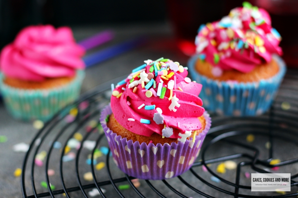 Backen mit Kindern. Pinke Cupcakes mit farbenfroher Füllung.