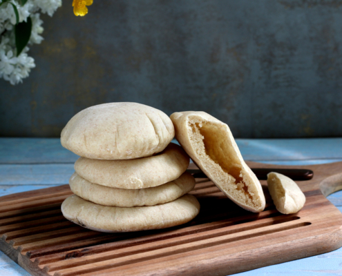 Selbstgemachte Pita-Brot auf einem Holz-Schneidebrett