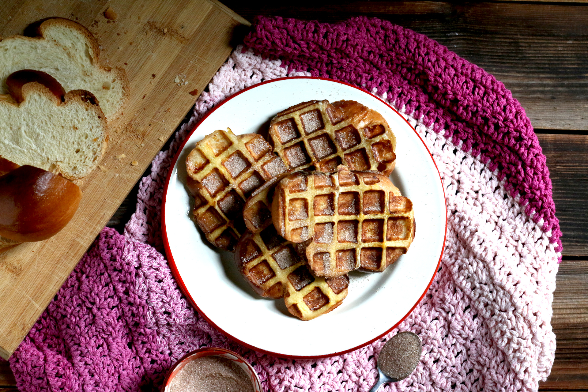Fotzelschnitten-Waffel angerichtet auf einem weissen Teller mit Zimtzucker bestreut.
