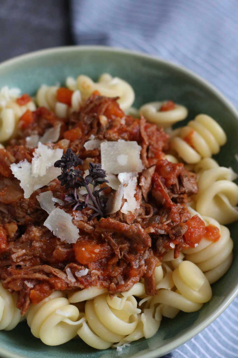 Dieses Ragù nach Bolognese-Art ist perfekt für den Alltag – unkompliziert im Slowcooker zubereitet und voller Geschmack.
