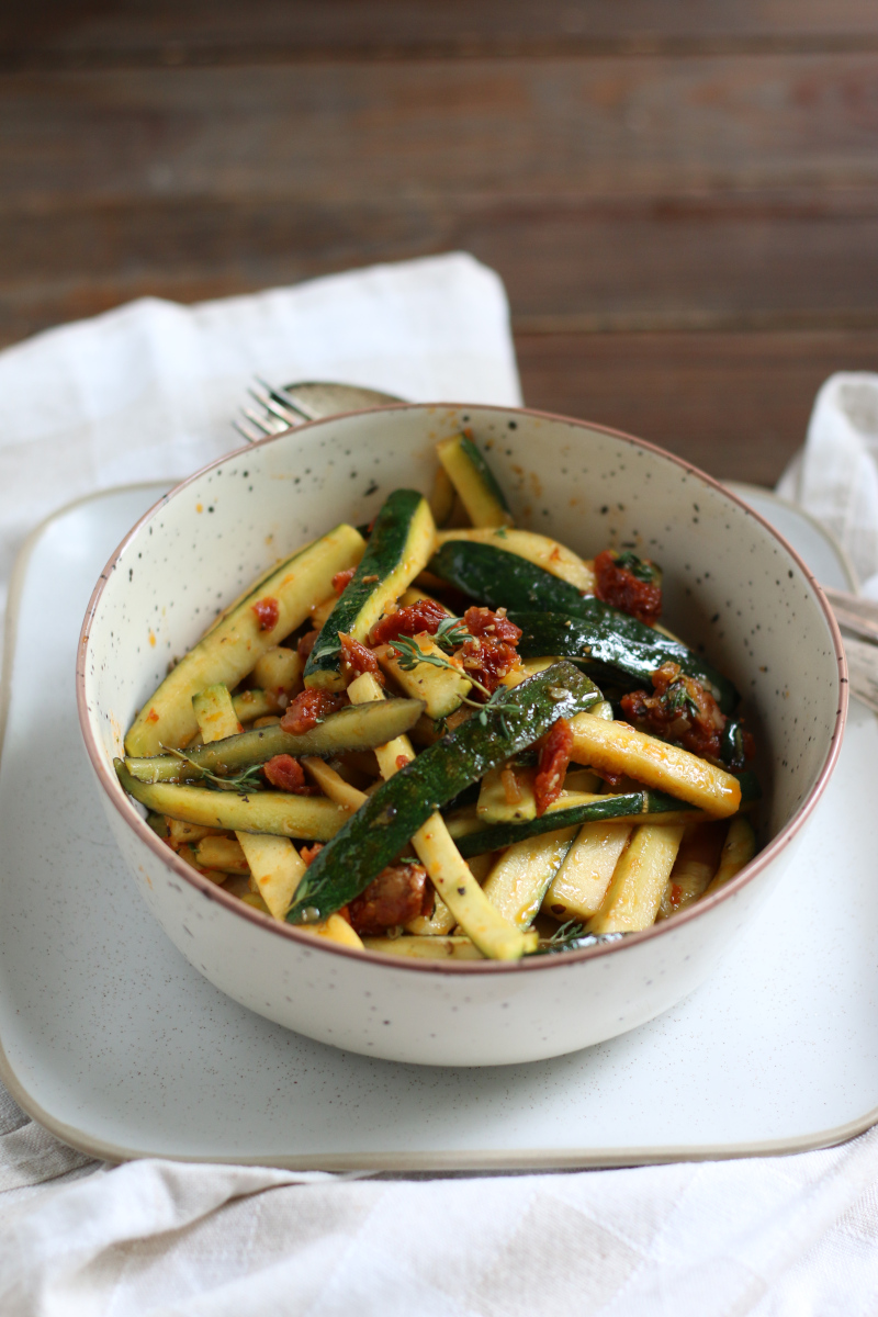 Lauwarmer Zucchini-Salat mit Dörrtomaten