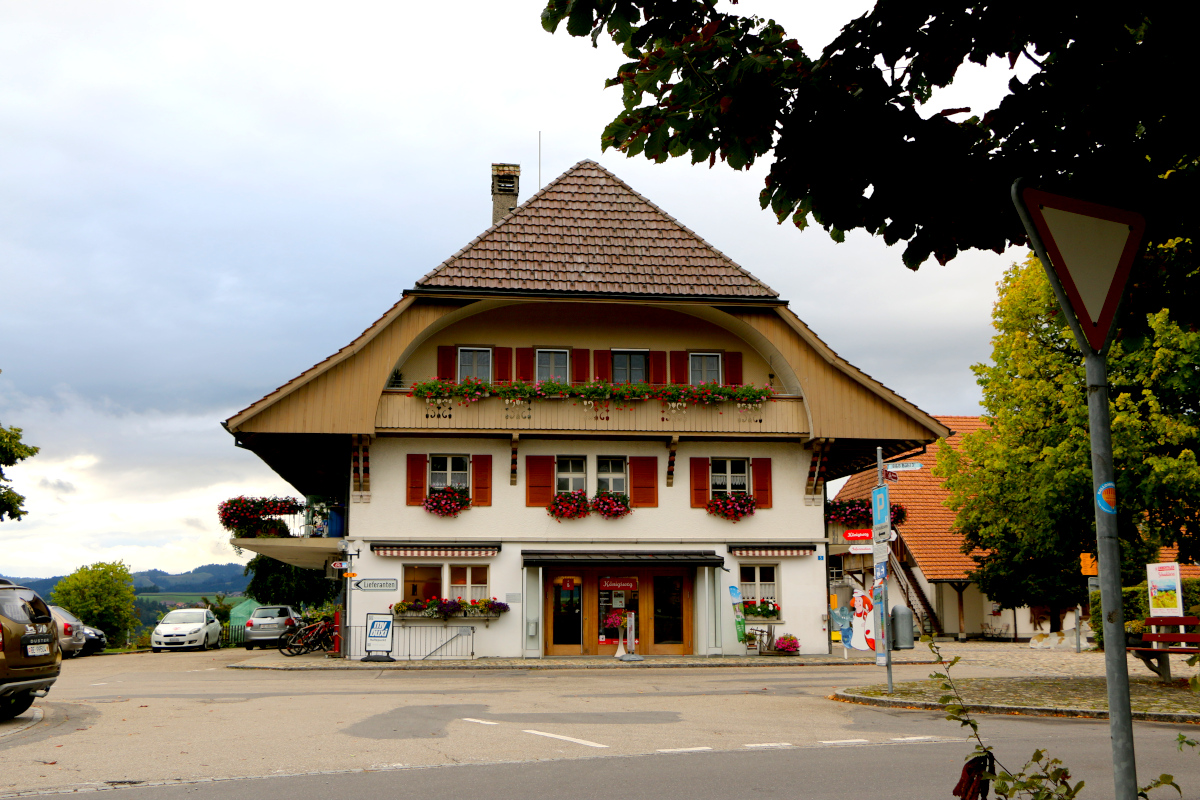 Emmentaler Haus mit dem "Königsweg" der Emmentaler Schaukäserei