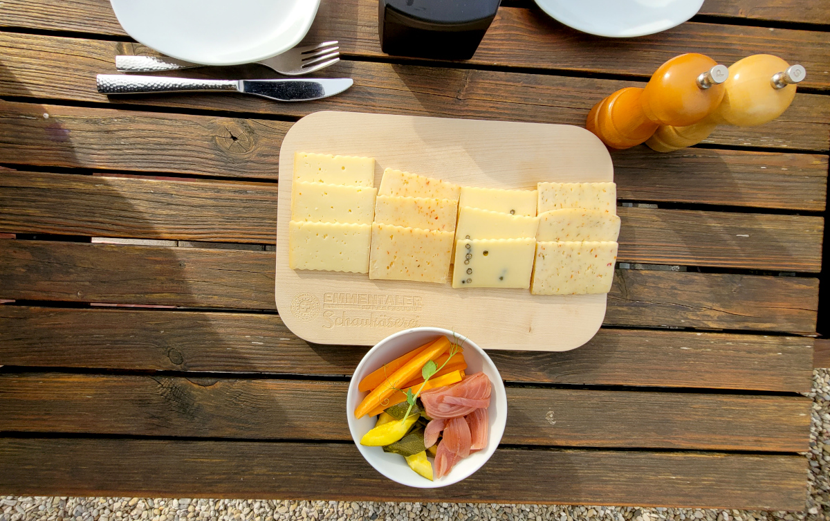 Draussen beim Emmentaler Fass ein Raclette geniessen.