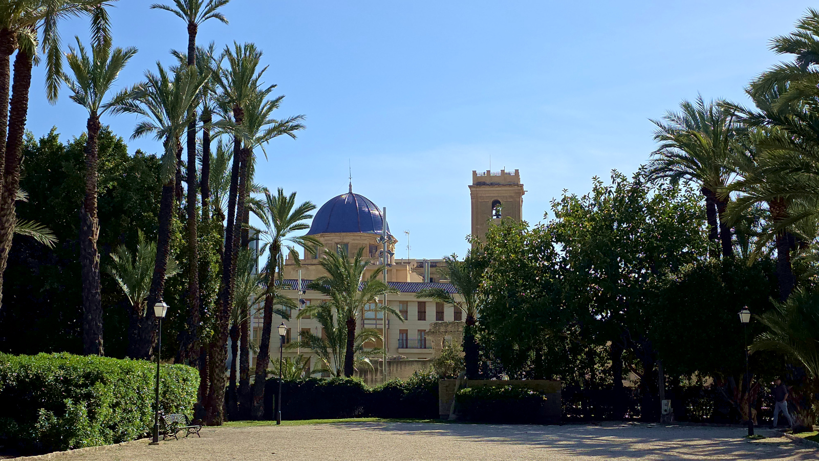 Blick auf die mit blauen Ziegeln gedeckte Kuppel der Basilica de Santa Maria