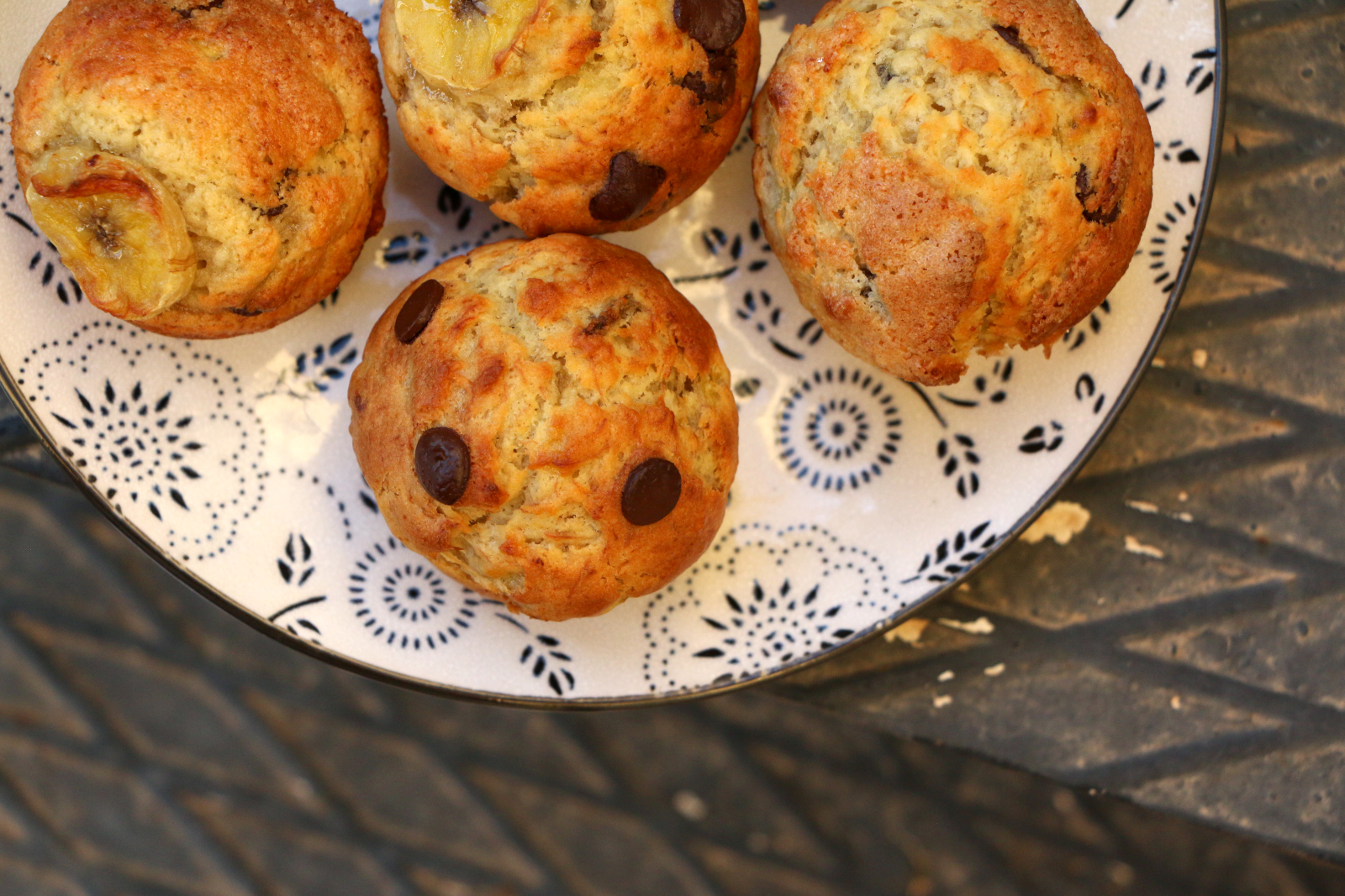 Bananenmuffins auf Teller