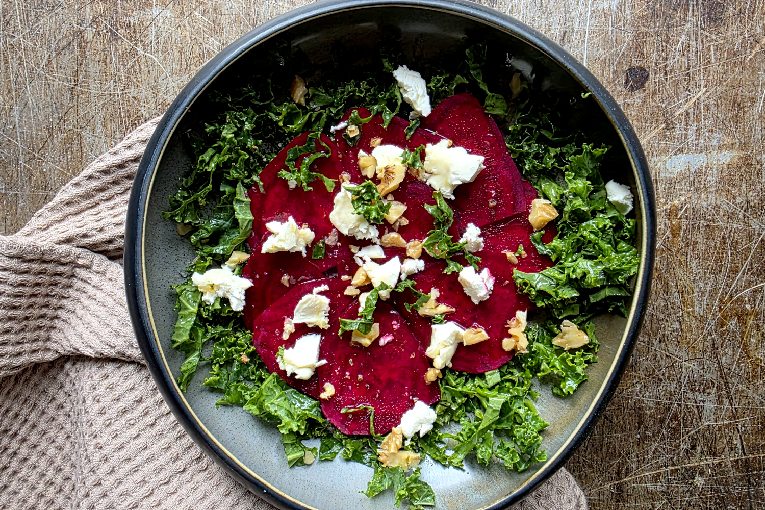 Ein Teller mit Randen-Salat.
