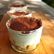 Tiramisu ohne Eier in einem Glas angerichtet