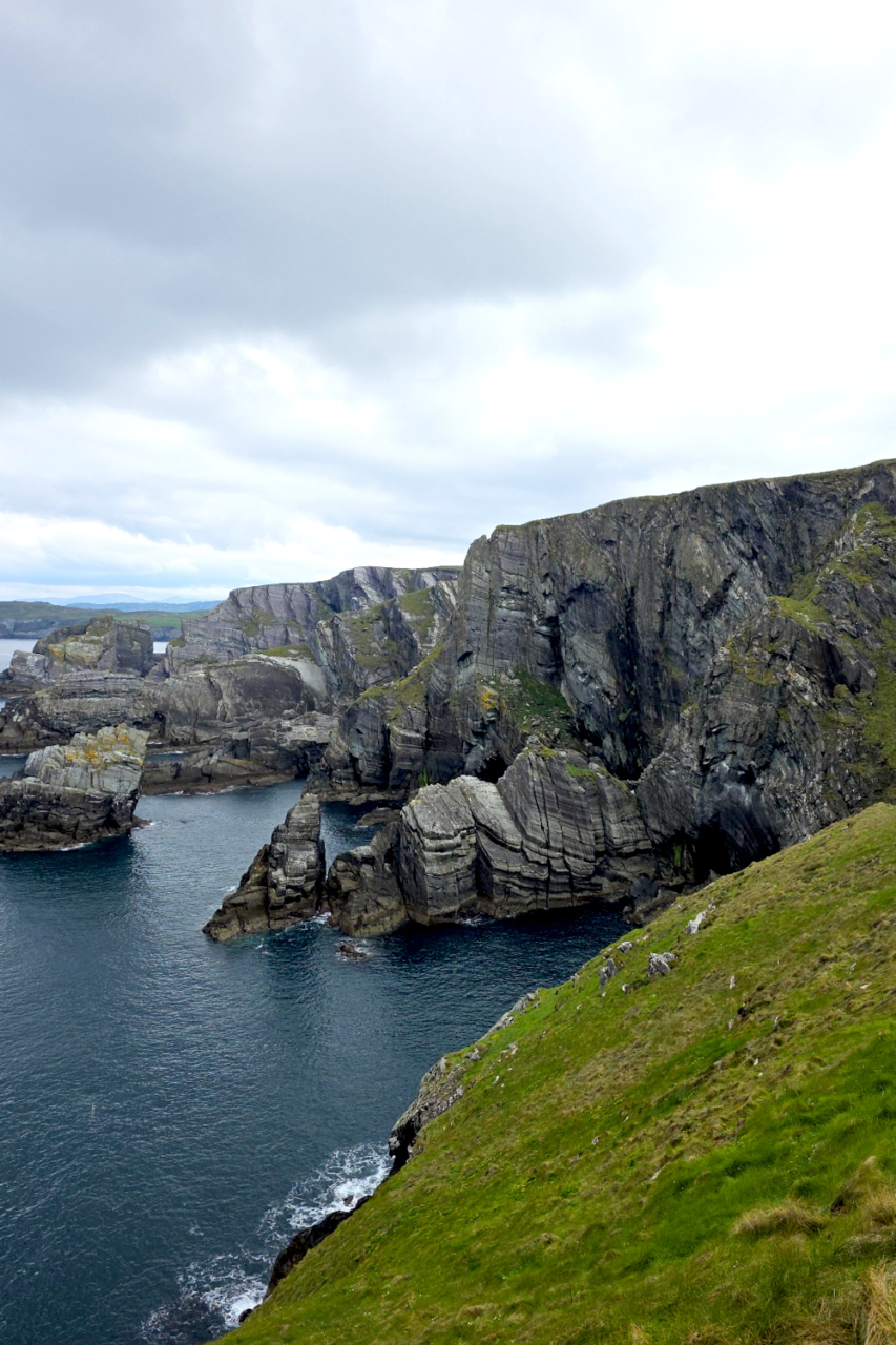 Bild von den Klippen bei der Mizen Head Station in Irland