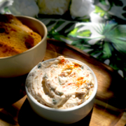 Ricotta Creme in einer Schale angerichtet. Mit getrockneten Tomaten verfeinert.