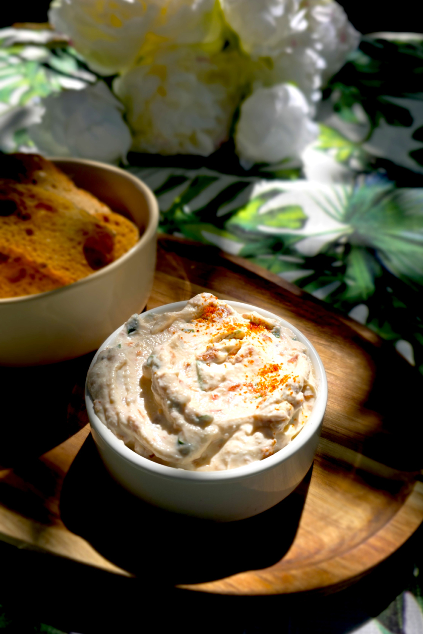 Ricotta Creme in einer Schale angerichtet. Mit getrockneten Tomaten verfeinert.