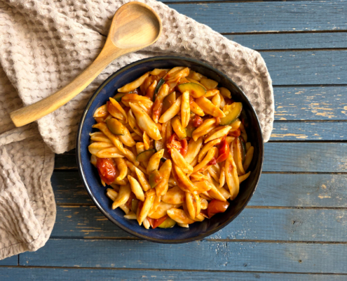 Scherennudeln mit Zucchini und Tomaten
