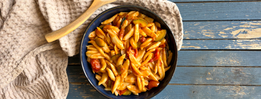 Scherennudeln mit Zucchini und Tomaten