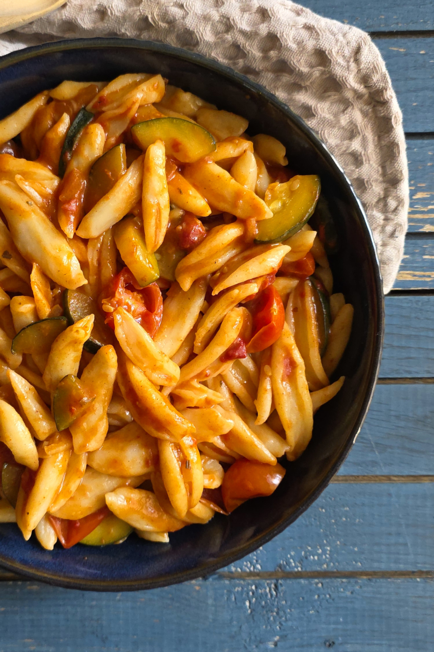 Scherennudeln mit Zucchini und Tomaten