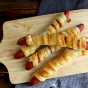 Wienerli im Blätterteig auf Brett