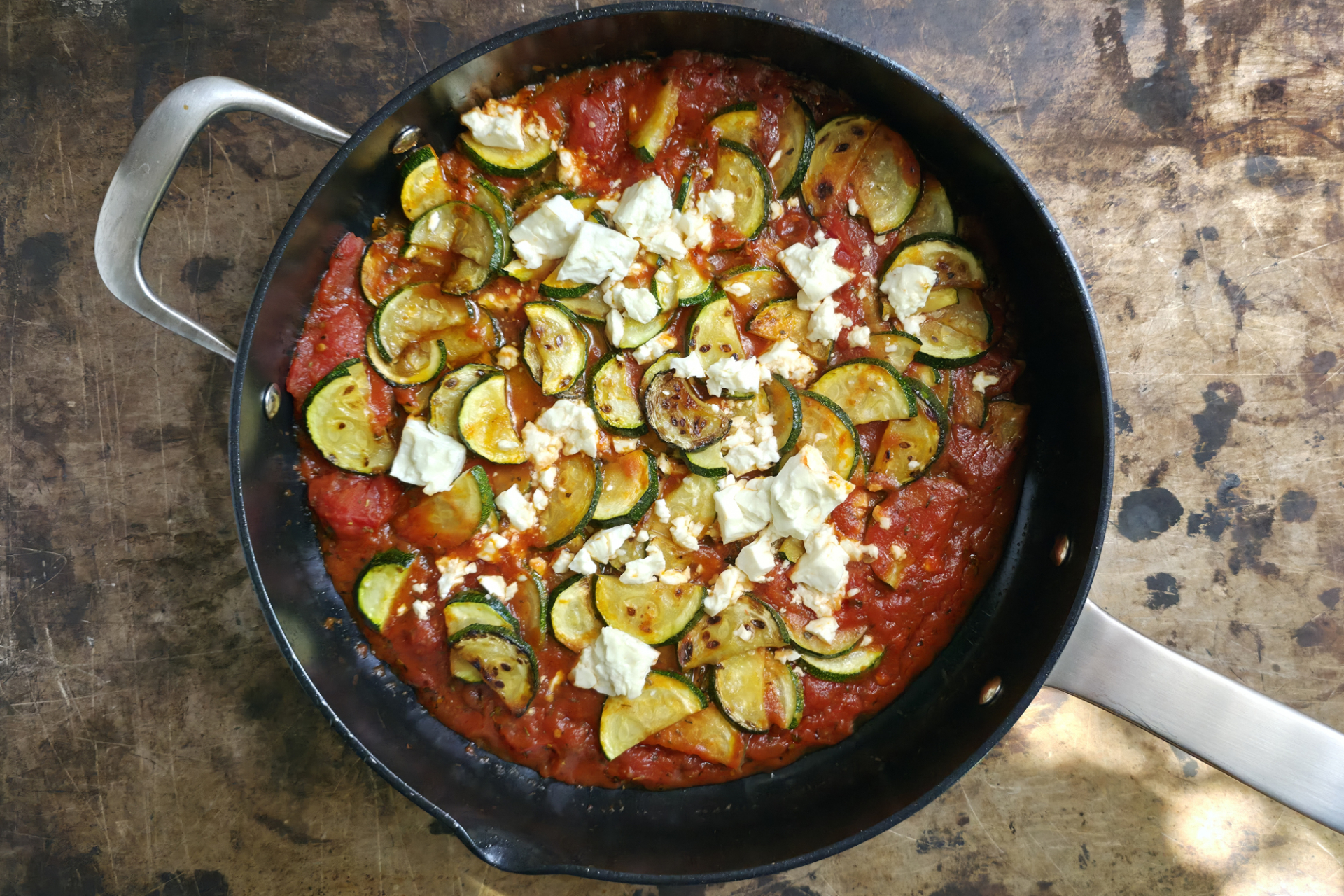 Zucchini Tomaten Pfanne mit Feta