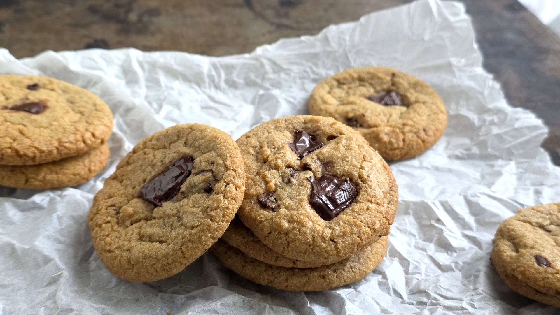 Süsse Chocolate Chip Cookies auf Backpapier