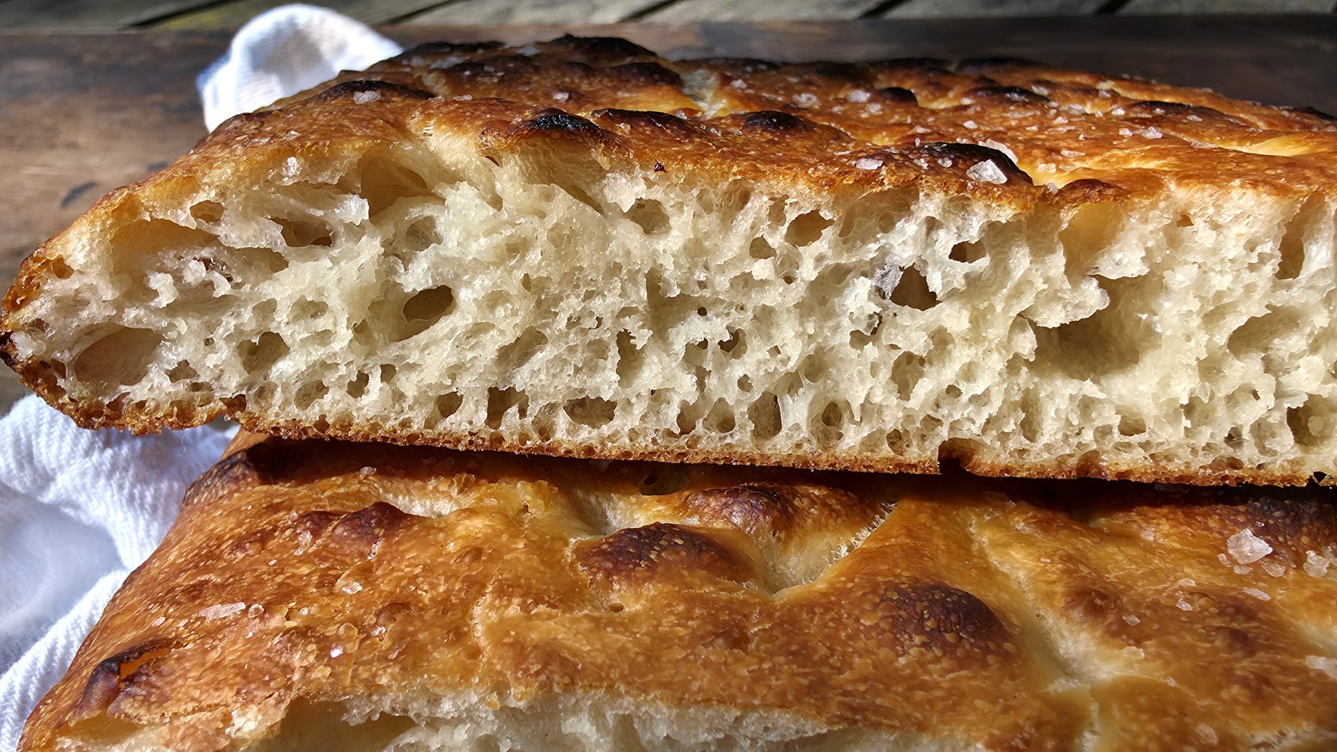 Luftige Krume der Focaccia mit Übernachtgare